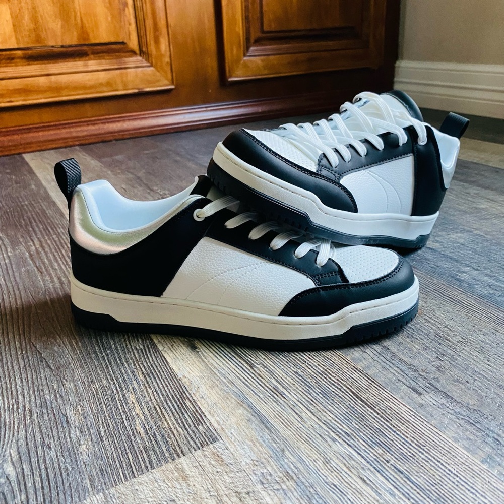 **NEW** Steve Madden sneakers